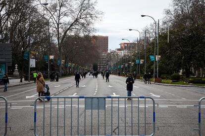 Varias personas pasean por el Paseo del Prado, tras la recuperación de las peatonalizaciones provisionales después del paso de la borrasca 'Filomena' en Madrid.