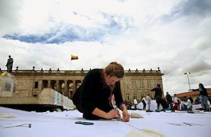 Durante un día, la plaza Bolívar se ha cubierto con 7.000 metros de tela para recordar a algunas de las ocho millones de víctimas que deja el conflicto armado en Colombia.