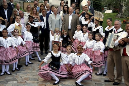 Los príncipes y sus hijos, con los participantes en el acto en las calles de Montercarlo.