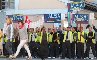 Huelga de autobuses ALSA Irubus en la estación de San Lorenzo del Escorial.