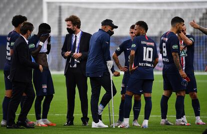 Mbappé, con muletas, charla con Neymar tras acabar la final de la Copa de Francia.