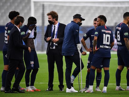 Mbappé, con muletas, charla con Neymar tras acabar la final de la Copa de Francia.