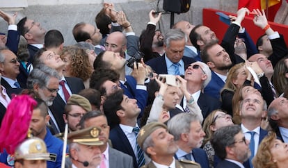 Los invitados observa el paso de un helicóptero de la Policía Nacional.