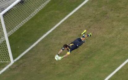 Casillas para un balón al italiano Maggio.