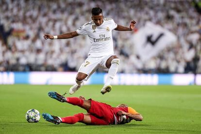 El delantero brasileño del Real Madrid Rodrigo Goes disputa un balón con Ryan Donk, centrocampista holandés del Galatasaray, durante al partido correspondiente a la cuarta jornada del Grupo A de la Liga de Campeones, en el estadio Santiago Bernabéu de Madrid.