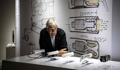 James Dyson, en su estudio en Londres en el que trabaja en el coche eléctrico.