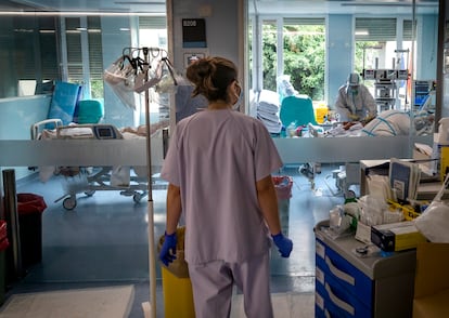 Sanitarios en una zona de cuidados intensivos de pacientes de covid en el Hospital Clínico de Valencia.