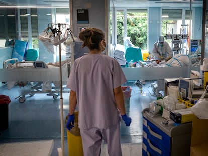 Sanitarios en una zona de cuidados intensivos de pacientes de covid en el Hospital Clínico de Valencia.