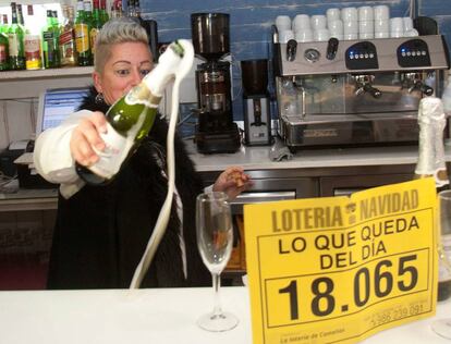Una vecina de Salvaterra (Pontevedra) festejan el número 18065, premiado con un millón de euros.