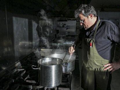 Isaac Monzó, en la cocina de Cal Trumfo.