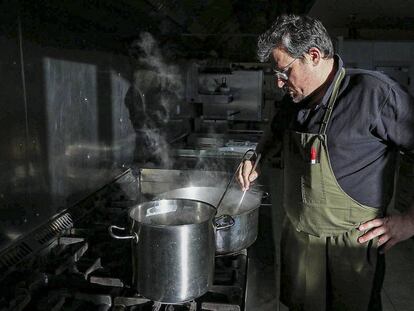 Isaac Monzó, a la cuina de Cal Trumfo.