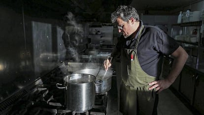 Isaac Monzó, en la cocina de Cal Trumfo.