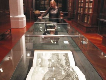 En primer plano, una de las planchas de la primera edición de la Enciclopedia francesa que se expone en La Nau.