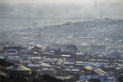 A poluição que cobre Ulan Bator na periferia de 'gers'.