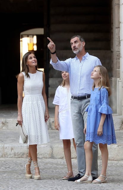 Después de cuatro años en los que don Felipe y doña Letizia habían protagonizado el posado ante la fachada o en los jardines de Marivent, esta vez han optado por el Palacio de la Almudaina, la residencia real de los monarcas cristianos desde el siglo XIV, donde la Princesa de Asturias y su hermana no habían estado hasta ahora.