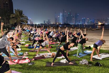 Clases nocturnas de yoga en el hotel Fairmont.