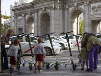 Los vehículos de movilidad personal son un nuevo actor de la movilidad sostenible en las ciudades, pero su ocupación del espacio público y su uso indebido por las aceras crean conflictos con los peatones
