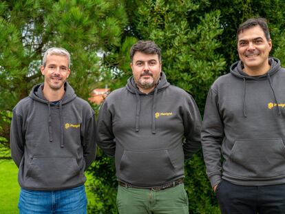 Los tres fundadores de Plexigrid, desde la izquierda, Rubén Medina, Pablo Arboleya y Alberto Méndez.