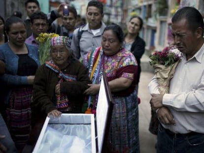 Los familiares en el entierro de las v&iacute;ctimas de la avalancha.