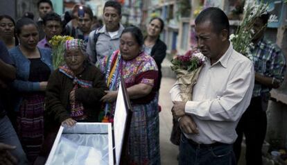 Los familiares en el entierro de las víctimas de la avalancha.