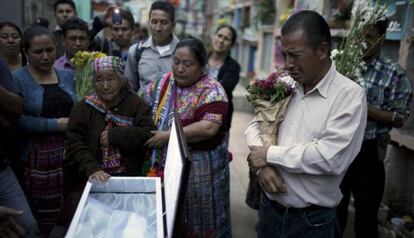 Los familiares en el entierro de las v&iacute;ctimas de la avalancha.