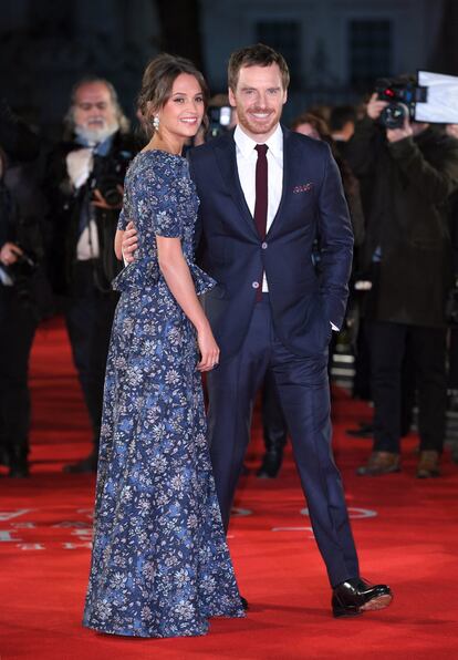 Forman una de las parejas más discretas de Hollywood, comenzaron su relación en 2014 y el pasado verano se les pudo ver paseando en Ibiza junto a su hijo. Alicia Vikander y Michael Fassbender han llegado a lo más alto juntos, aunque con diferente suerte. Ella fue galardonada como Mejor Actriz de Reparto en 2016 por 'La chica danesa'. Por ahora, él solo ha conseguidos dos nominaciones como Mejor Actor y Mejor Actor de Reparto por '12 años de esclavitud' (2014) y 'Steve Jobs' (2016), respectivamente.