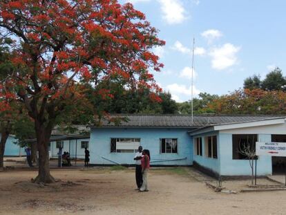 Centro de salud de Chireya.  Es uno de las 18 del distrito en los que los pacientes pueden acceder a los antirretrovirales y medicamentos para la tuberculosis. A finales de 2014, MSF traspasa su proyecto en &eacute;sta &aacute;rea al Ministerio de Salud de Zimbabue.