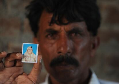 Mohammad Iqbal, viudo de Fanzana Parveen, con la foto de su esposa asesinada (A. Qureshi / AFP)