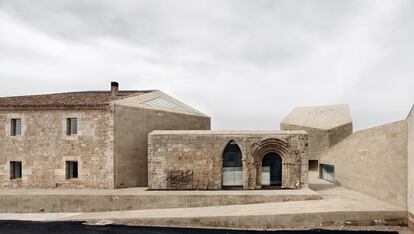 La nueva sede del Consejo Regulador se ubica en el mismo emplazamiento que la antigua, pero tanto el antiguo edificio como el resto de elementos que ocupaban el solar -una vieja medianera y parte del pórtico de una iglesia del siglo XI-, han experimentado una necesaria remodelación para su inclusión en el conjunto arquitectónico.  La composición resultante cumple así un primer propósito del proyecto: la integración entre las piezas heredadas y las de nueva construcción.