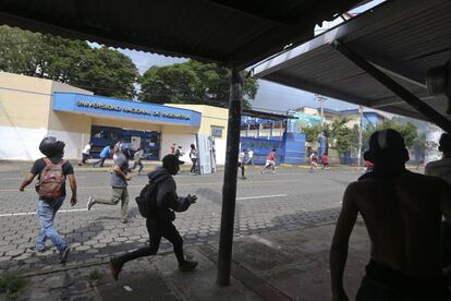 Un grupo de estudiantes universitarios carga contra la policía durante los enfrentamientos en Managua.