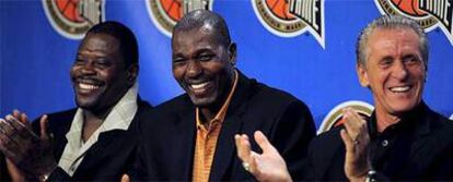 Ewing, Olajuwon y Riley posan sonrientes durante el acto.