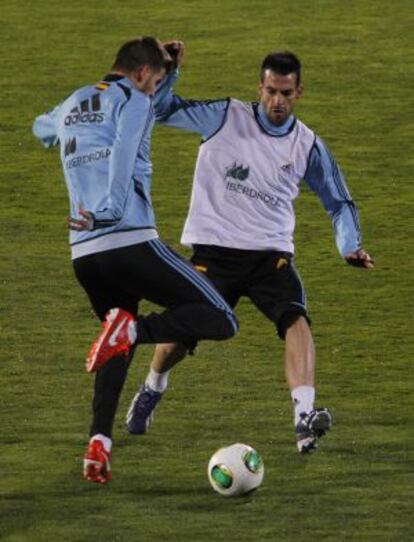 Negredo y Piqué, en el entrenamiento.