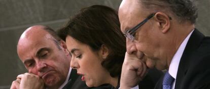 Luis de Guindos, Soraya S&aacute;enz de Santamar&iacute;a y Crist&oacute;bal Montoro, ministro de Econom&iacute;a, vicepresidenta y ministro de Hacienda todos ellos en funciones.