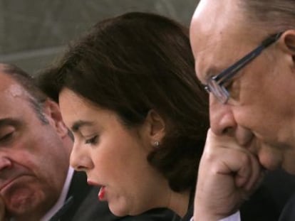 Luis de Guindos, Soraya S&aacute;enz de Santamar&iacute;a y Crist&oacute;bal Montoro, ministro de Econom&iacute;a, vicepresidenta y ministro de Hacienda todos ellos en funciones.