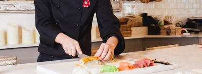 Un cocinero en un restaurante Sushita Caf&eacute;.