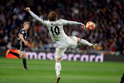 El centrocampista croata del Real Madrid, Luka Modric, controla el balón en una acción del partido.