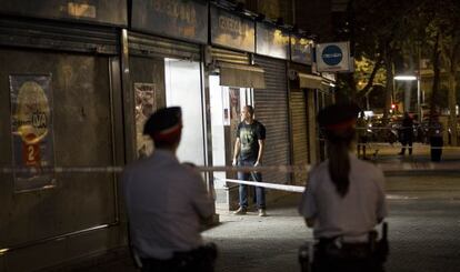 Dispositivo policial, ayer tras el asalto al supermercado de Caprabo. 