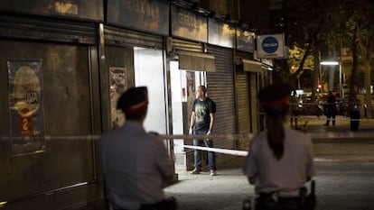 Dispositivo policial, ayer tras el asalto al supermercado de Caprabo. 