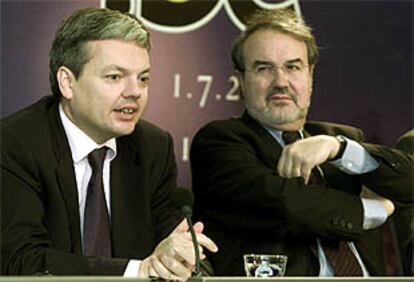 El ministro belga Didier Reynders, a la izquierda, junto al comisario Pedro Solbes, ayer en Bruselas.