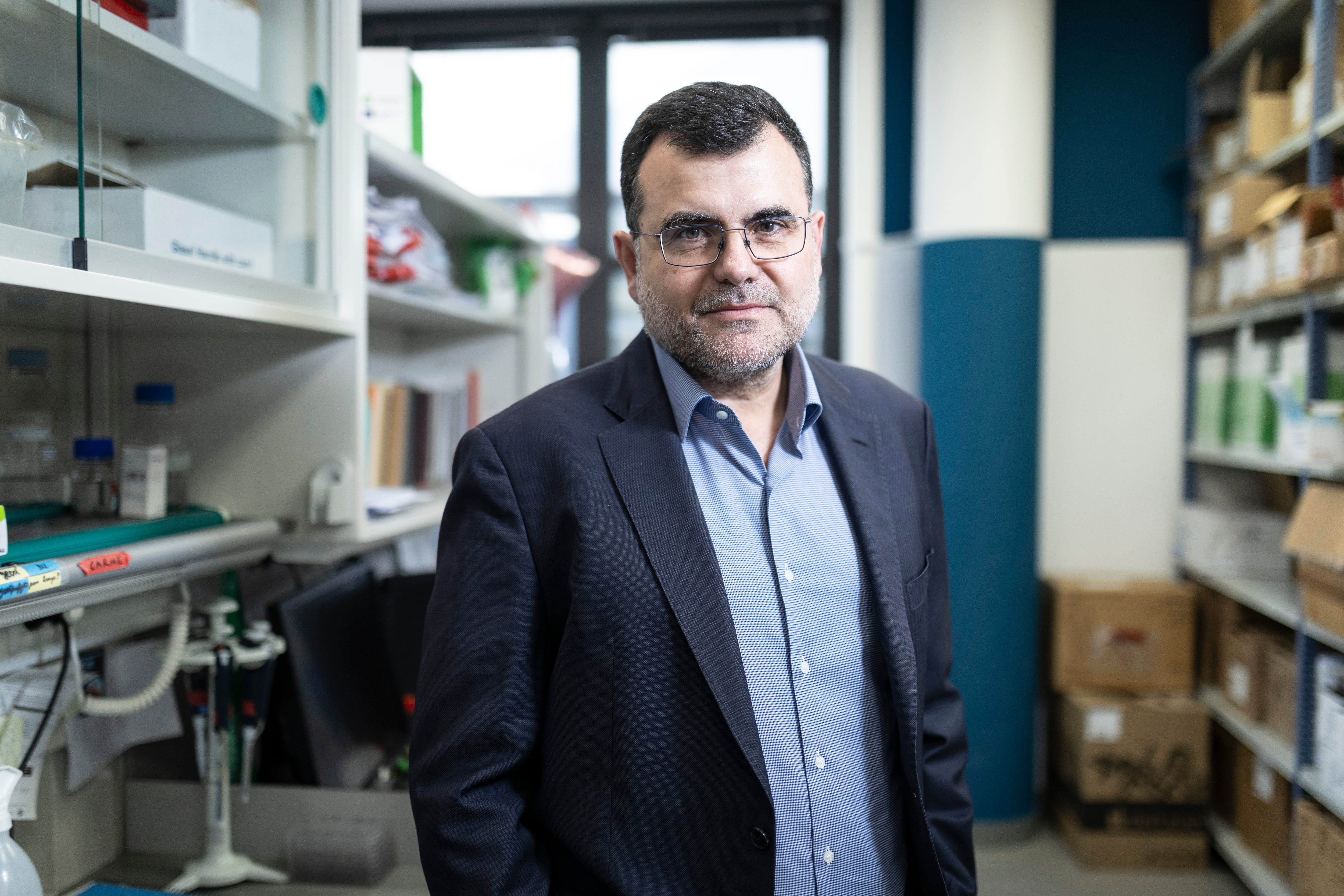 Eduard Batlle, en su laboratorio de Barcelona, el 19 de diciembre.