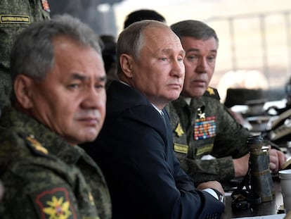 El ministro de Defensa ruso, Serguéi Shoigu, primero por la izquierda, objeto de las sanciones de la UE, junto a Vladímir Putin, durante unos ejercicios militares en Siberia, en septiembre de 2018.