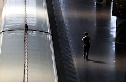 Un pasajero camina por el andén en la estación de AVE de Atocha, este lunes.