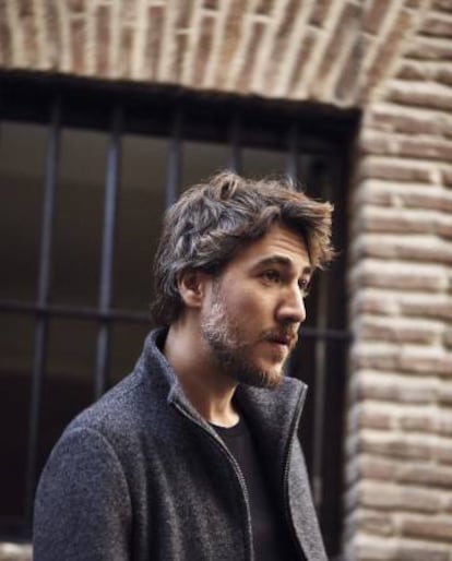 El actor argentino viste abrigo y camiseta Adolfo Domínguez.