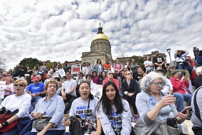 Milhares de pessoas se reúnem em Liberty Plaza durante a manifestação, em Atlanta.