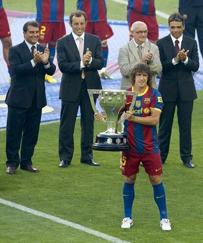 25/08/10. Puyol exhibe el título de Liga en la previa del Trofeo Joan Gamper, entre el Barcelona y el Milan.