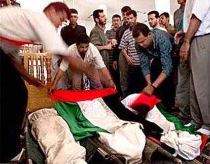 Funeral en el campo de Al Noserat, en Gaza, de las tres mujeres beduinas fallecidas durante un ataque israelí.