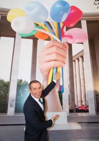 Jeff Koons anuncia la donación de 'Bouquet of Tulips', en París en 2016.