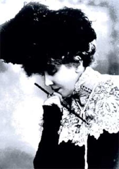 La actriz Sarah Bernhardt, fotografiada luciendo algunas joyas hechas expresamente para ella por René Lalique.