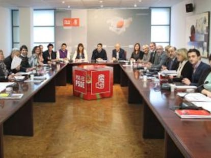 Un momento de la reunión en Bilbao de la nueva ejecutiva socialista, presidida por Patxi López (al fondo, en el centro).