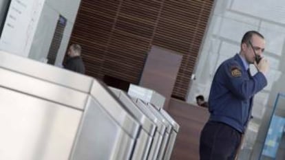 Un vigilante de Segur Ibérica ante unos tornos de seguirdad